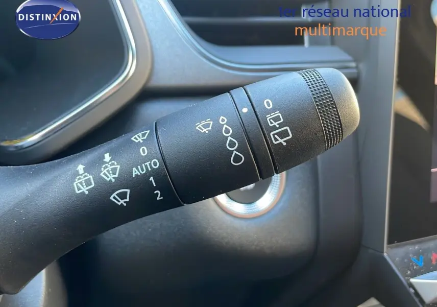 Gros plan sur la commande des essuie-glaces du Renault Captur E-Tech bleu Iron Metal avec toit noir, intérieur moderne.