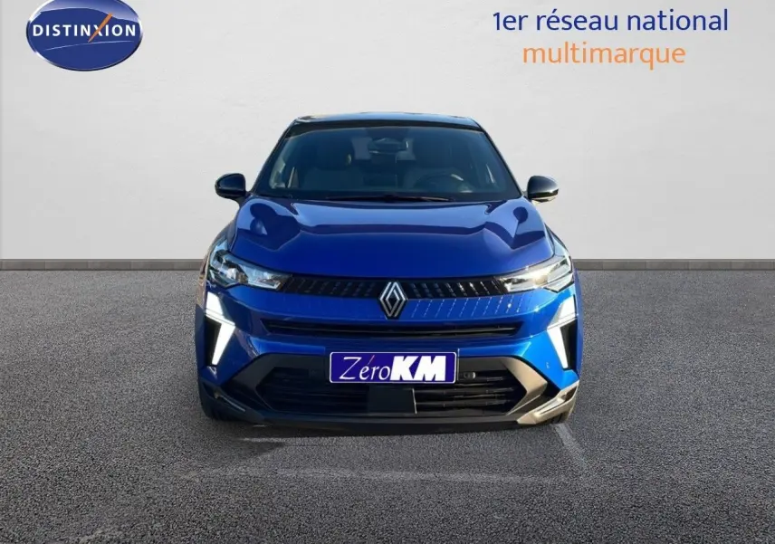 Vue frontale du Renault Captur E-Tech hybride 2025 en bleu Iron Metal avec toit noir et feux LED allumés.