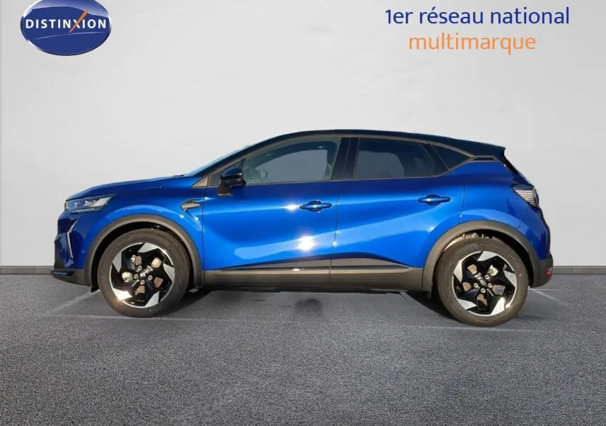 Profil côté gauche d'un Renault Captur E-Tech hybride 2025 bleu Iron avec toit noir et jantes noires distinctives.