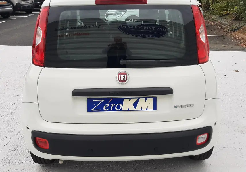 Vue arrière d'une Fiat Panda blanche Gelato avec logo et plaque d'immatriculation "Zero KM" visible.