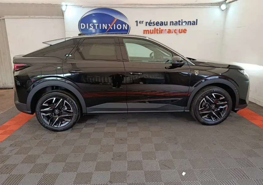 Profil droit d'un Peugeot 3008 noir 2025 avec jantes noires brillantes et logo distinctif sur l'aile avant.