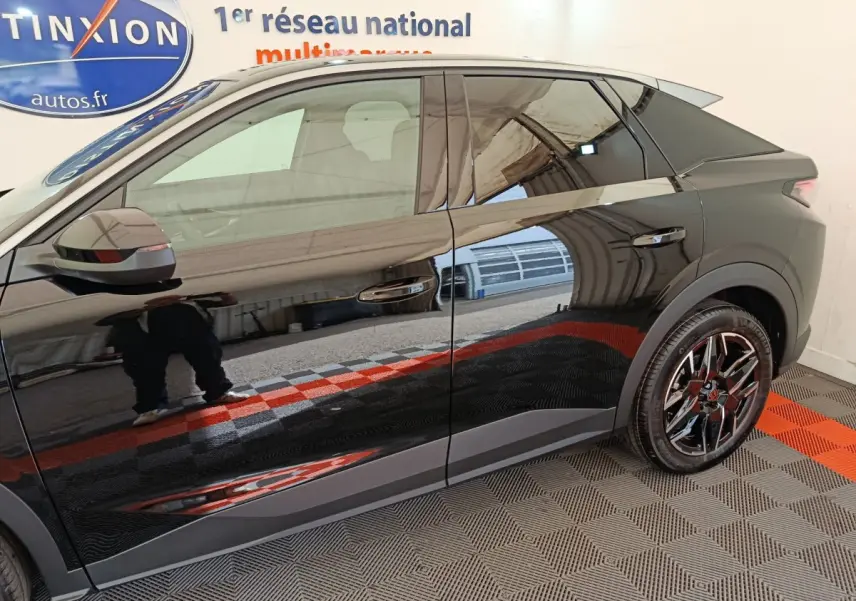 Profil côté gauche du Peugeot 3008 noir 2025 avec jantes alliage et rétroviseurs ton caisse brillants.