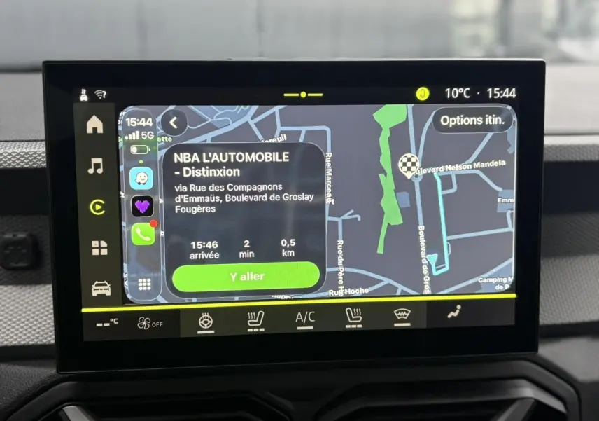 Écran tactile central 10 pouces du Dacia Duster 2026 affichant la navigation connectée avec carte et options climatisation.