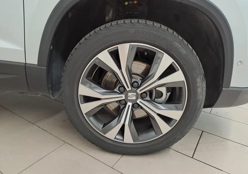 Gros plan sur la jante alliage 18'' usinée du SEAT Ateca argent Reflex, côté arrière droit du véhicule.