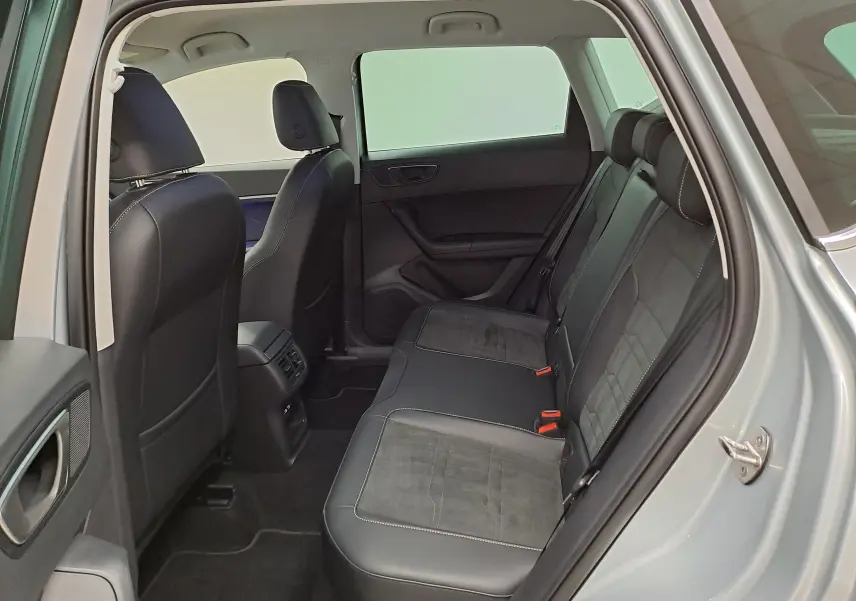 Vue intérieure côté droit des sièges arrière en cuir noir et alcantara du SEAT Ateca 2025 Argent Reflex.