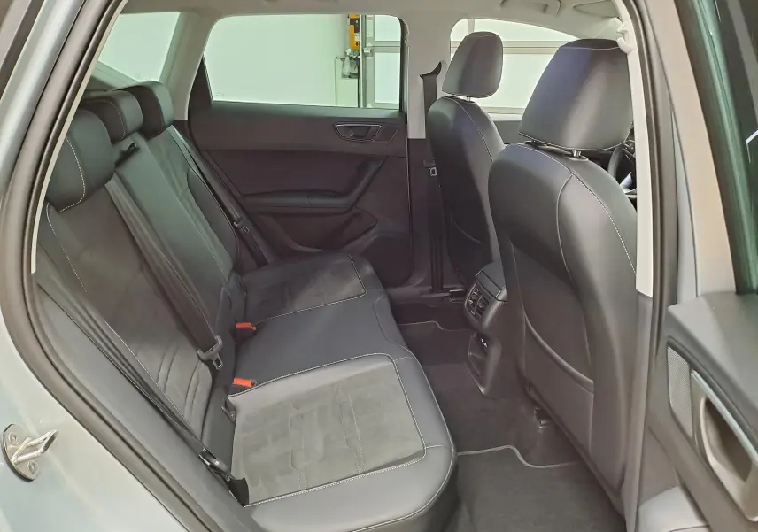 Vue intérieure côté gauche montrant la banquette arrière en cuir noir du SEAT Ateca 2025 Argent Reflex.