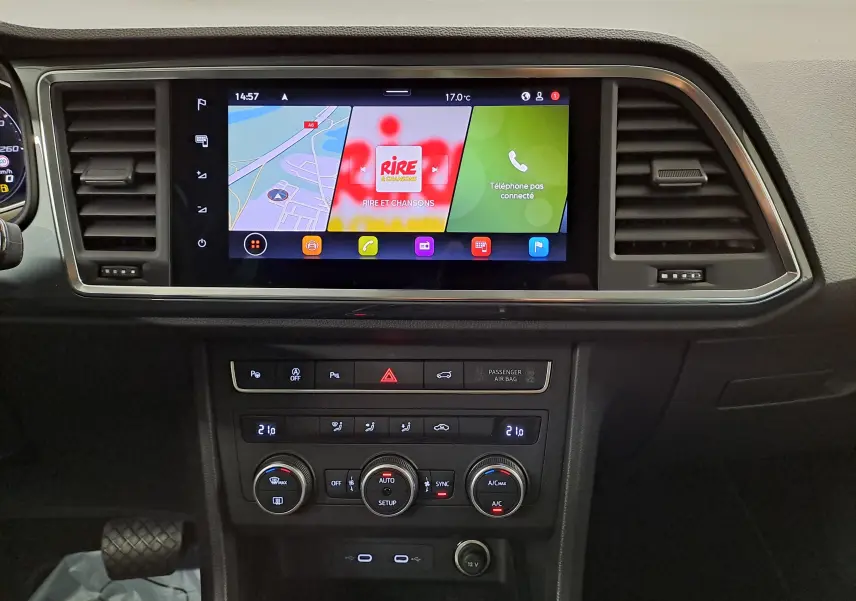 Tableau de bord du SEAT Ateca 2025 avec écran tactile central, commandes climatisation et ventilation visibles de face.