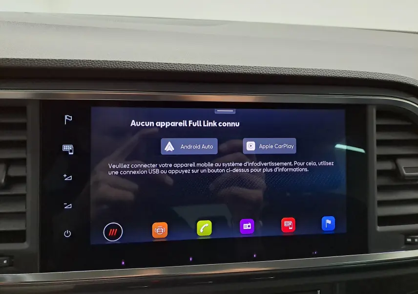 Écran tactile central du système d'infodivertissement du SEAT Ateca affichant les options Android Auto et Apple CarPlay.