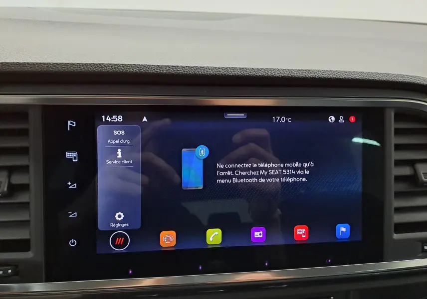 Écran tactile central du SEAT Ateca 2025 affichant le menu Bluetooth, entouré de la console noire moderne.