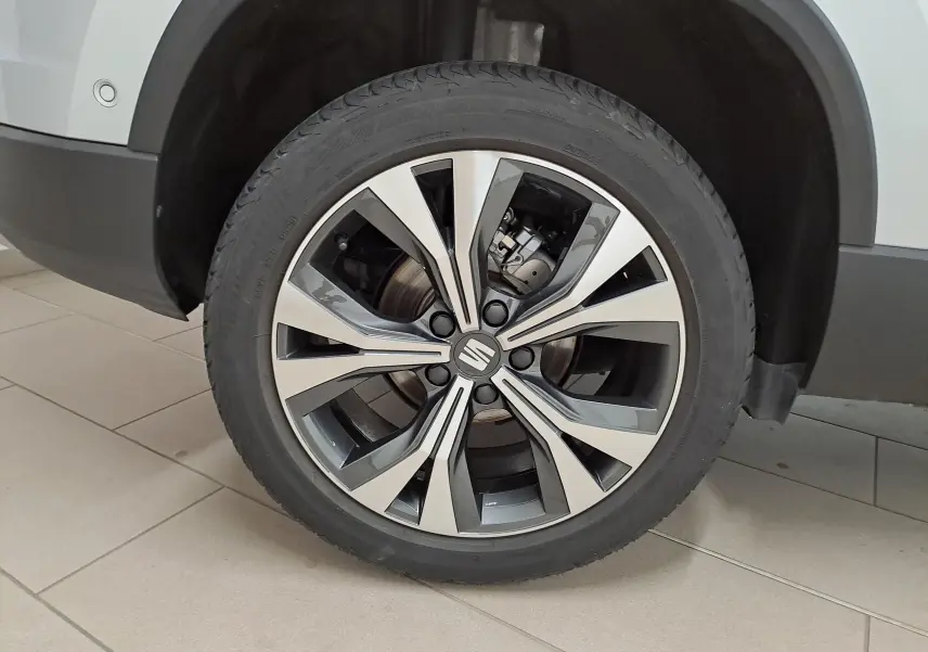 Gros plan sur la jante alliage 18'' usinée du côté gauche d'un SEAT Ateca 2.0 TDI argent métallisé.