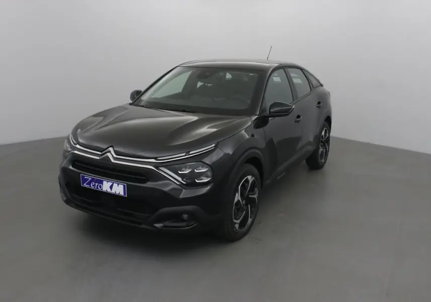 Citroën C4 noir vue 3/4 avant droit dans un studio, avec ses phares LED et jantes alliage distinctives.