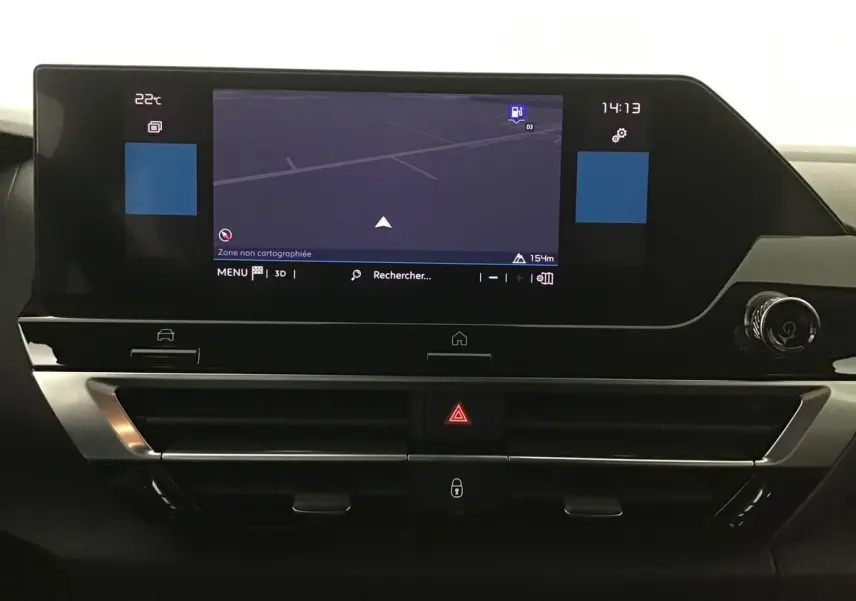 Tableau de bord noir de la Citroën C4 2022 avec écran GPS central et commandes tactiles modernes.
