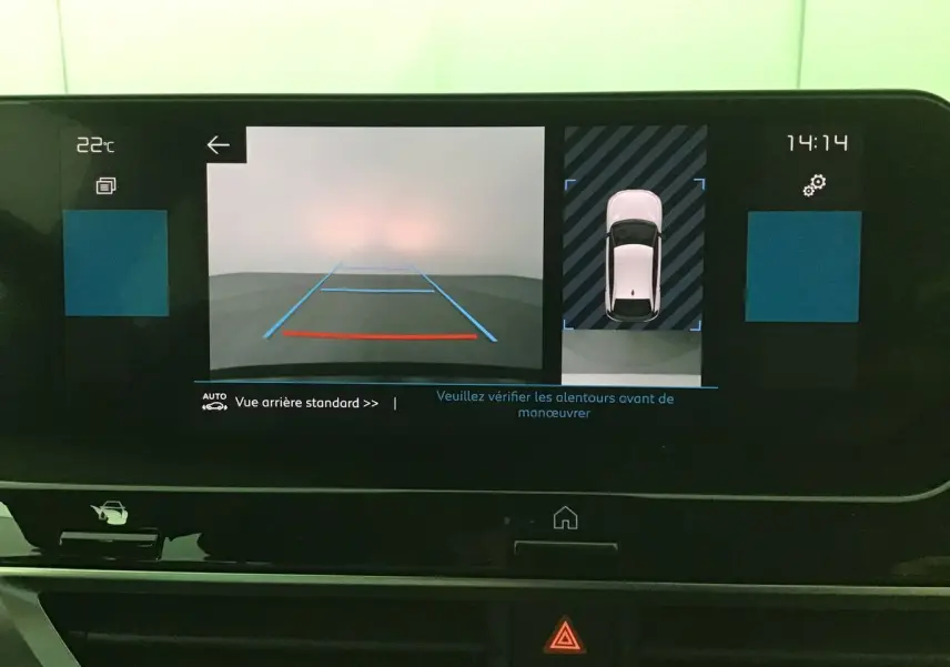 Écran multimédia de la Citroën C4 noire 2022 montrant la caméra de recul et l'affichage de l'aide au stationnement.