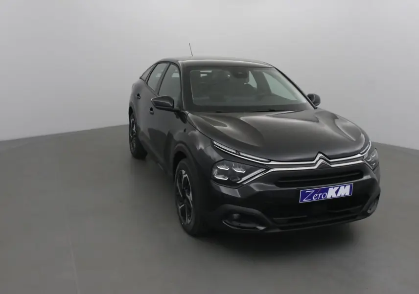 Citroën C4 noir vue 3/4 avant droit, mettant en valeur ses phares LED et sa calandre distinctive.
