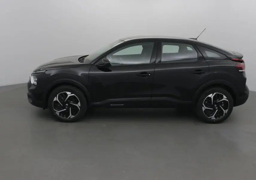 Profil côté gauche d'une Citroën C4 noire 2022 avec jantes noires et grises au design moderne.