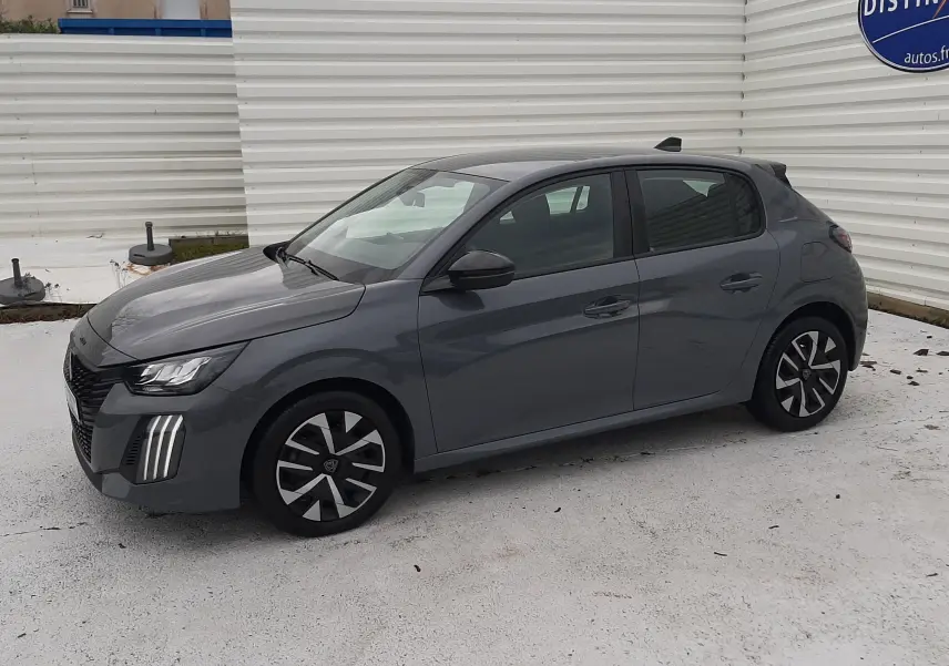 Peugeot 208 gris sélénium vue de profil côté gauche, avec feux LED verticaux distinctifs et jantes noires.