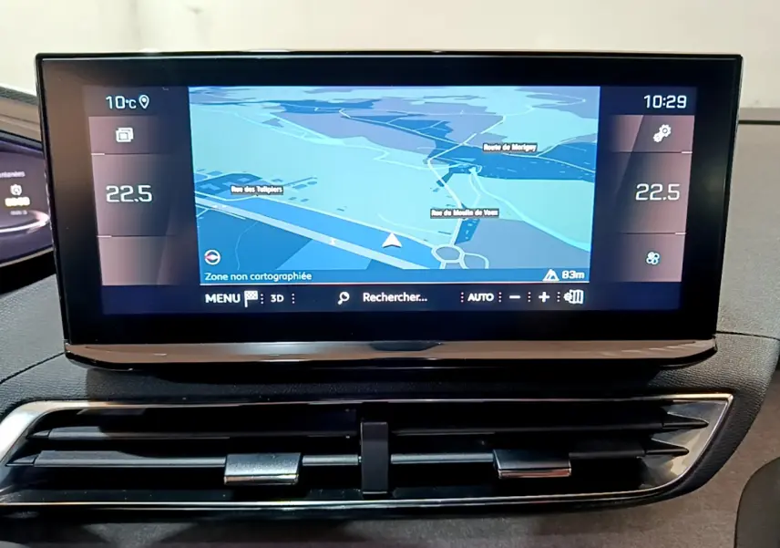 Écran tactile central affichant la navigation du Peugeot 3008 GT 2023, avec commandes climatisation visibles en dessous.