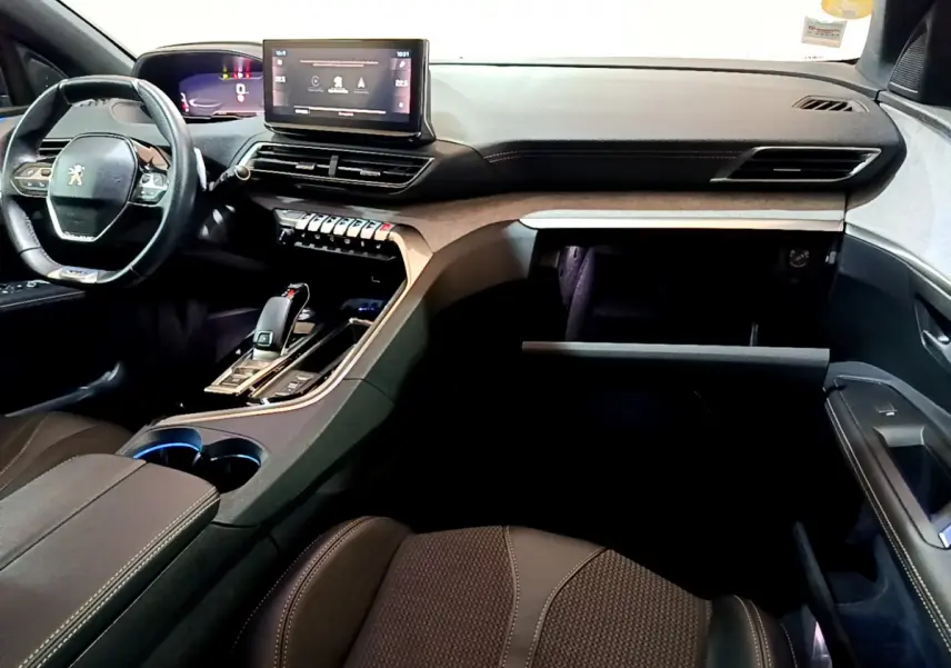 Intérieur du Peugeot 3008 GT 2023 noir, vue côté passager sur tableau de bord et écran tactile central.