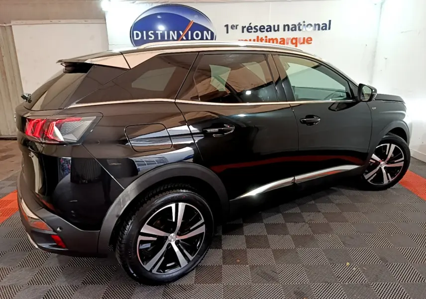 Peugeot 3008 BlueHDi 130 GT noir, vue 3/4 arrière côté gauche, avec jantes alliage et feux LED distinctifs.