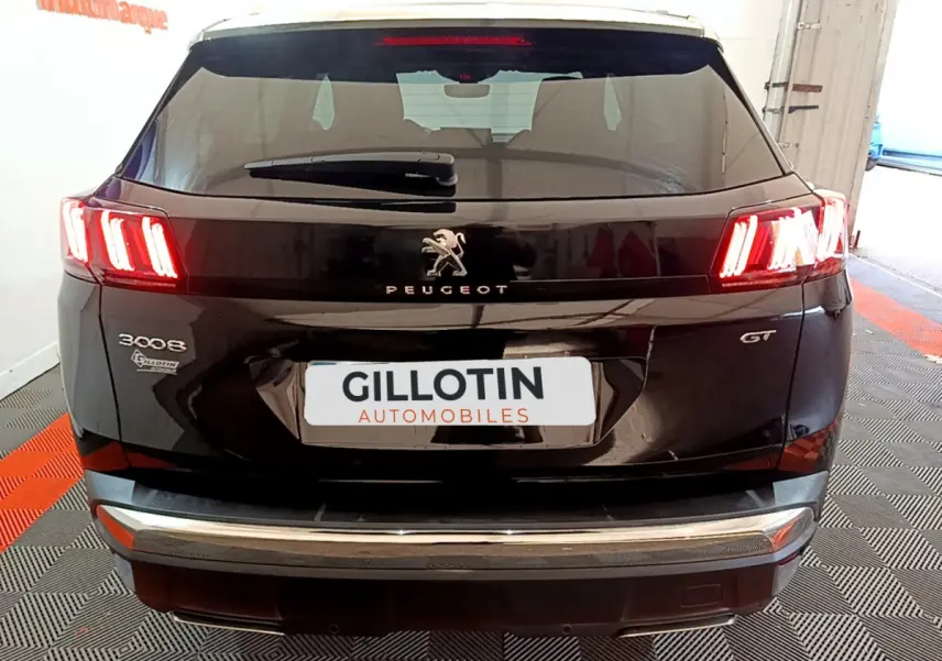 Vue arrière d'un Peugeot 3008 GT noir avec feux LED caractéristiques et logo centré sur le hayon.