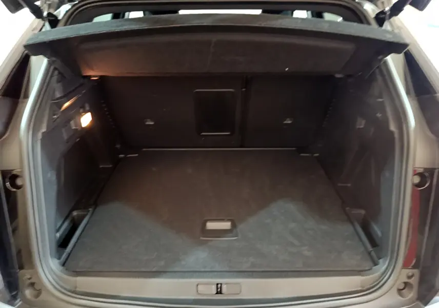 Coffre ouvert du Peugeot 3008 noir, vue arrière montrant l’espace de chargement et la tablette de séparation.