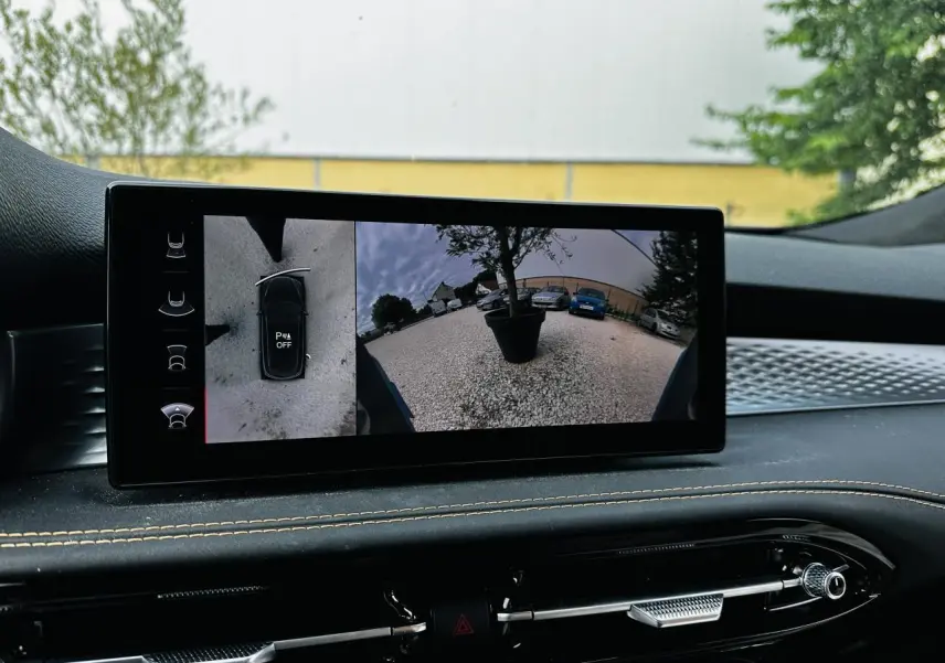 Écran tactile intérieur affichant la caméra de recul et la vue à 360° dans l'Alfa Romeo Tonale Sprint 2024 bleu métallisé.