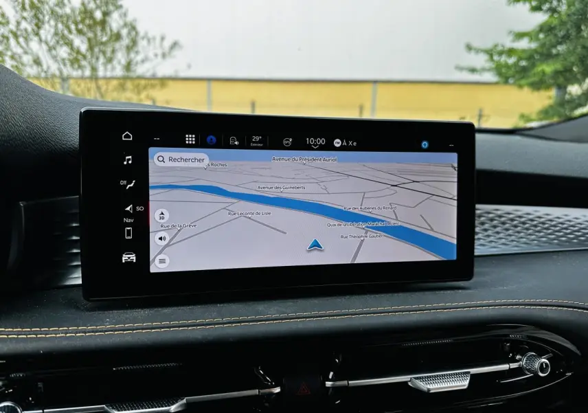 Écran tactile central affichant la navigation dans l'Alfa Romeo Tonale 1.5 mHEV Sprint, vue intérieure avant.