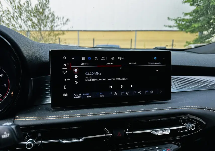 Vue rapprochée de l’écran tactile central du tableau de bord de l’Alfa Romeo Tonale 2024, affichage radio.