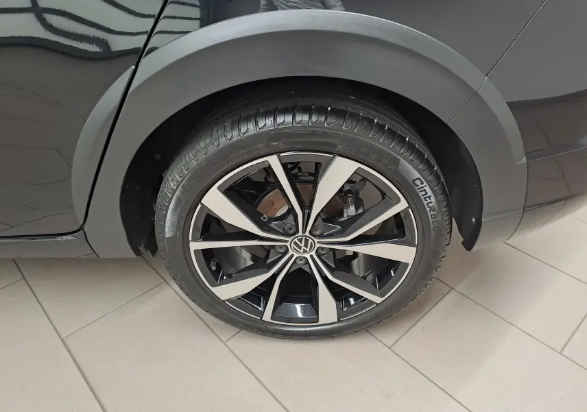 Gros plan sur la roue arrière droite noire intense du Volkswagen Taigo 2025 avec jante alliage léger Misano 18 pouces.