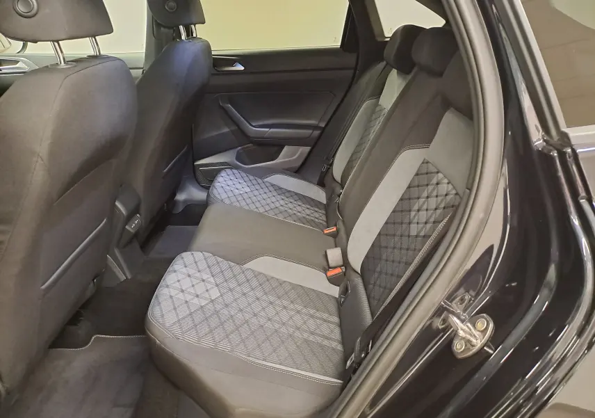 Vue côté droit des sièges arrière du Volkswagen Taigo 2025 noir intense avec sellerie tissu à motifs géométriques.