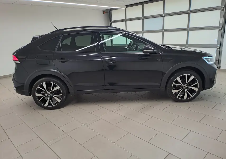 Volkswagen Taigo 1.0 TSI 116 DSG7 R-Line Edition noir intense, vue profil côté gauche, jantes alliage 18 pouces Misano.