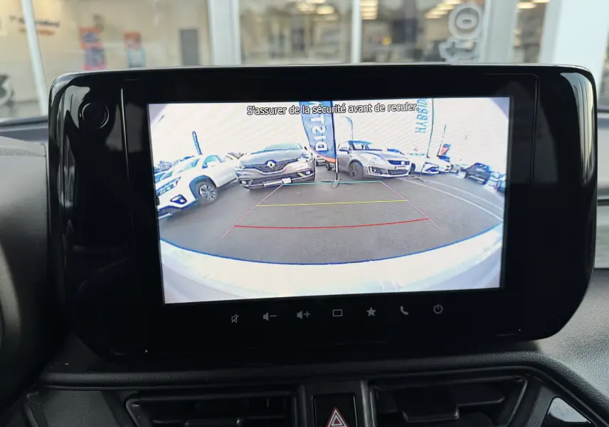 Affichage de la caméra de recul de la Suzuki Swift blanche 1.2 Privilège, vue arrière avec lignes de guidage colorées.