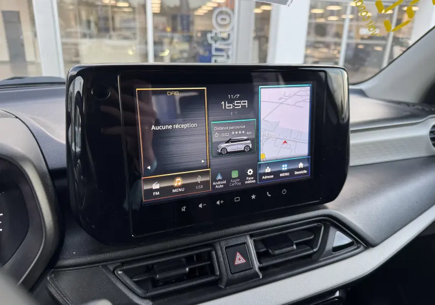 Écran tactile central de la Suzuki Swift 1.2 Privilège 2025 montrant navigation et options multimédia, intérieur noir et gris.