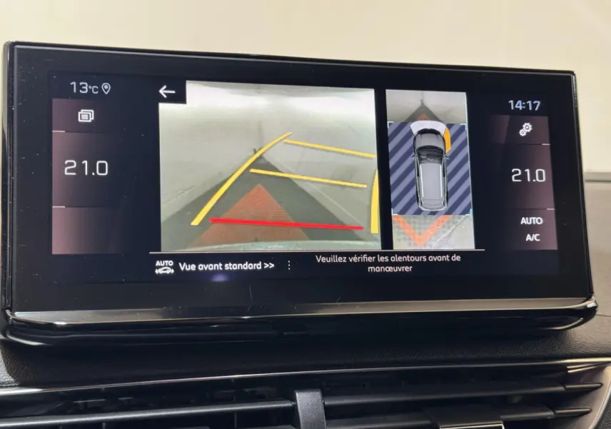 Écran tactile central du Peugeot 3008 GT 2021 montrant la caméra de recul et l'aide au stationnement en vue avant.