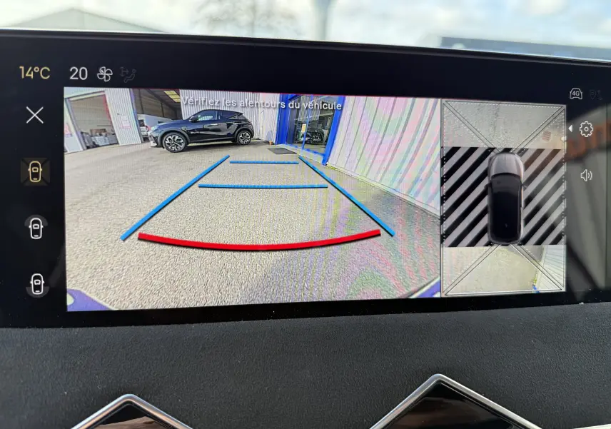 Vue écran caméra de recul du DS3 hybride gris Artense toit noir, avec lignes de guidage bleues et rouges visibles.
