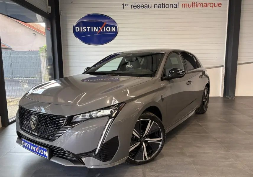 Peugeot 308 gris selenium vue 3/4 avant droit, calandre noire brillante et jantes alliage 18'' Kamakura.