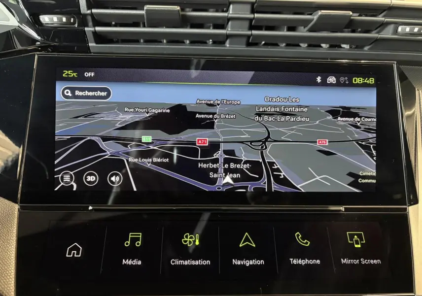 Écran tactile central du tableau de bord Peugeot 308 GT 2025 avec navigation et commandes multimédia visibles.