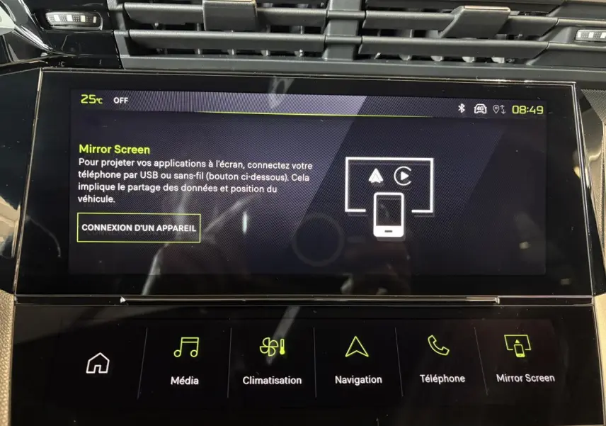Écran tactile central de la Peugeot 308 GT 2025 en gros plan avec interface Mirror Screen affichée.
