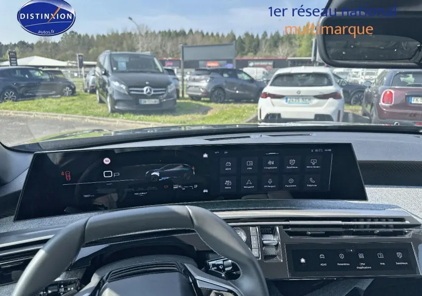 Vue intérieure du tableau de bord et volant cuir du Peugeot 3008 noir perla nera, avec écran tactile large et affichage numérique.