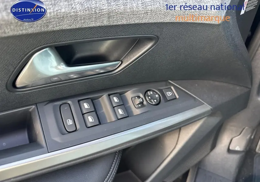 Détail de la porte côté gauche de la Peugeot 3008 noire, montrant les commandes des vitres et rétroviseurs électriques.