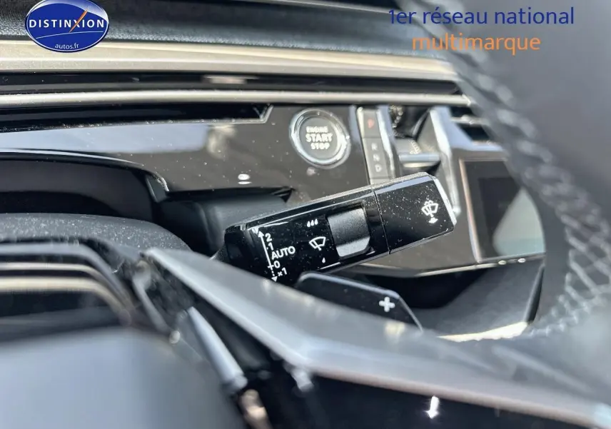 Gros plan intérieur sur la commande d'essuie-glace et le bouton start/stop du Peugeot 3008 noir perla nera 2025.
