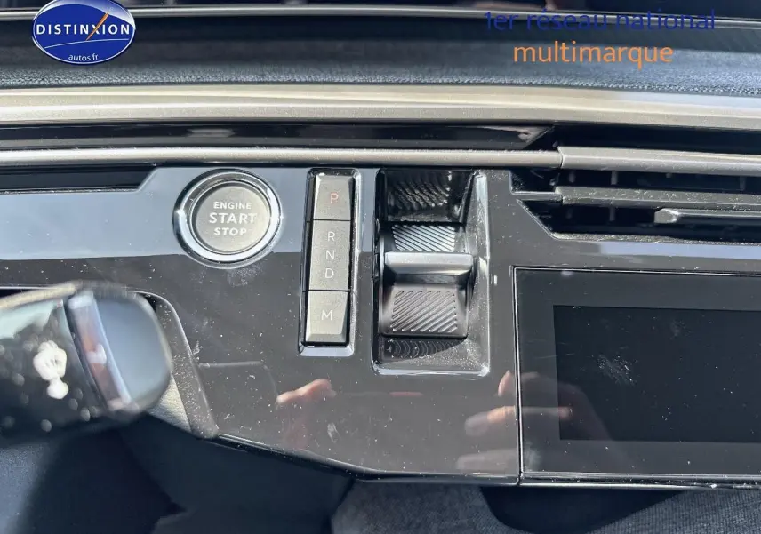 Détail de la console centrale noire du Peugeot 3008 2025 avec bouton start/stop et commandes de boîte automatique.