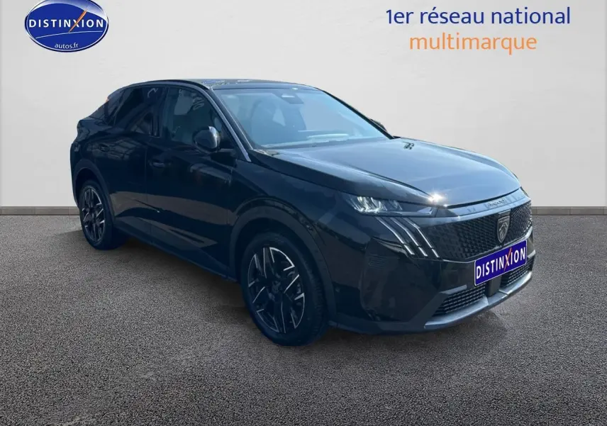 Peugeot 3008 noir perla nera vue 3/4 avant avec calandre distinctive et jantes alliage noires.