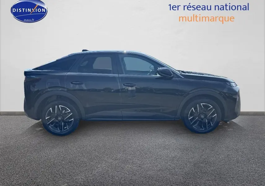 Peugeot 3008 noir perla nera vue de profil côté gauche, jantes alliage et lignes dynamiques visibles.