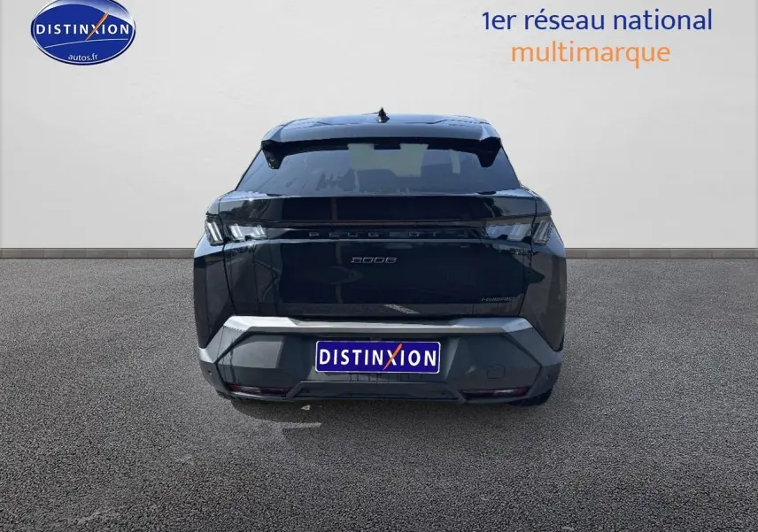 Vue arrière d’un Peugeot 3008 noir Perla Nera 2025 avec feux arrière LED et becquet distinctif.