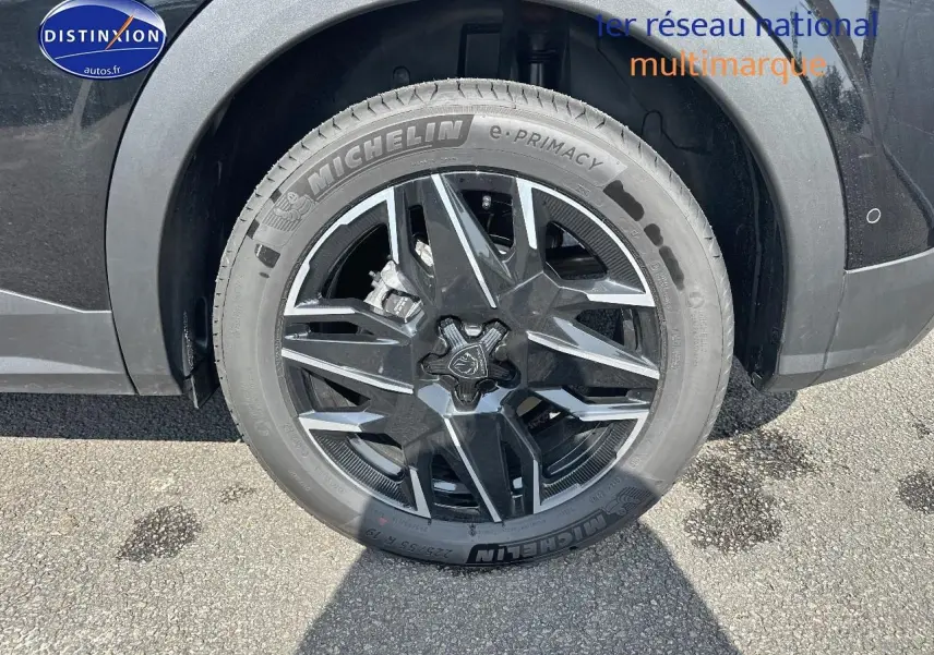 Gros plan sur la roue avant droite avec jante alu noire et argentée du Peugeot 3008 noir Perla Nera Meta.