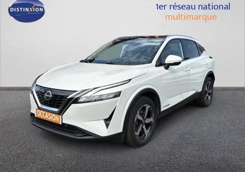 Vue 3/4 avant d'un Nissan Qashqai e-POWER blanc nacré métal avec jantes bi-ton et calandre noire distinctive.