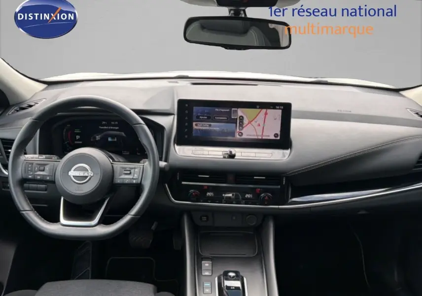 Vue intérieure avant du Nissan Qashqai e-POWER blanc nacré, avec tableau de bord numérique et écran tactile central.