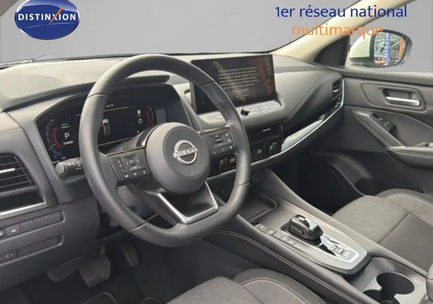 Vue intérieure côté conducteur du Nissan Qashqai e-POWER 2023, tableau de bord et volant cuir noir avec écran tactile.