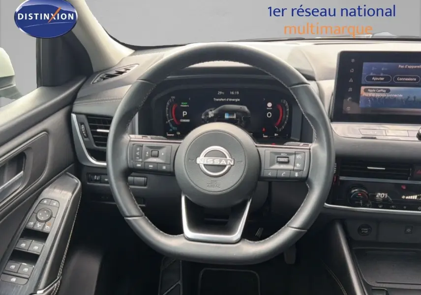 Vue intérieure centrée sur le volant cuir noir et le tableau de bord numérique du Nissan Qashqai e-POWER 2023.